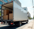 Camion de déménagement urbain avec meubles ouverts