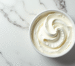 Crème chantilly maison délicatement dressée dans un bol blanc