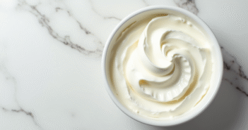 Crème chantilly maison délicatement dressée dans un bol blanc