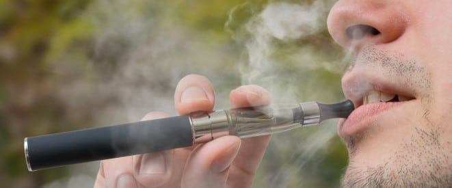 E-cigarette dans un avion avec des consignes de sécurité