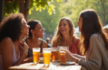Groupe de femmes souriantes au café en plein air