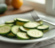 Tranches de courgette fraîches sur une assiette blanche