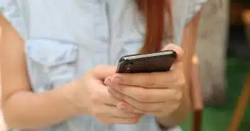 Une personne réinitialise son smartphone