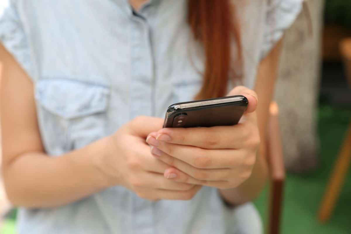 Une personne réinitialise son smartphone
